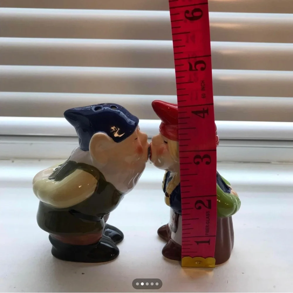 Gnome Salt and Pepper Shaker Set - Picture 4 of 4